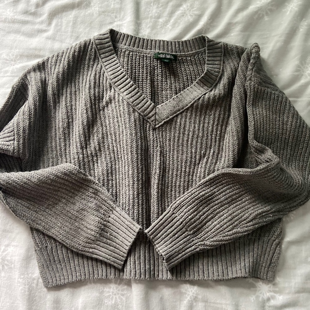 grey cropped v neck sweater
